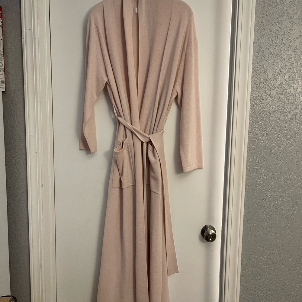 BRAND NEW BEAUTIFUL VERY SOFT 100% CASHMERE ROBE!